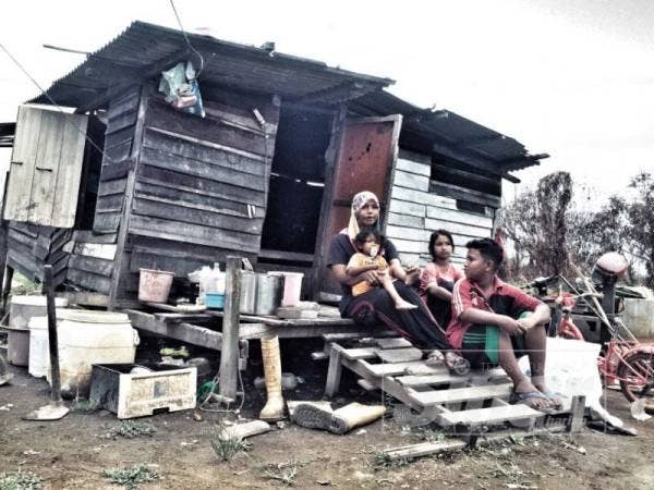 Nor Azuha bersama keluarganya menetap di bangsal itu sejak 11 tahun lalu.