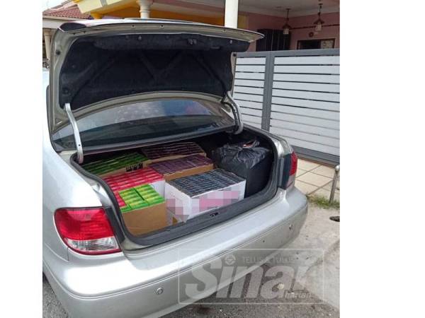Rokok seludup pelbagai jenama ditemui di dalam kereta suspek dalam serbuan pertama, petang semalam.