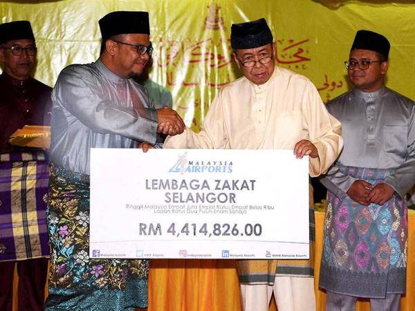 Sultan Selangor Sultan Sharafuddin Idris Shah berkenan menerima replika cek zakat perniagaan MalaysiaAirports Holdings Berhad (MAHB) berjumlah RM4,414,826.00 daripada Pengurus Besar Kewangan MAHB, Ahmad Rizal Omar (kiri) pada Majlis Berbuka Puasa Bersama Rakyat (Ihya' Ramadan) Dan Penyampaian Sumbangan Hari Raya 1440H di Masjid Tengku Ampuan Jemaah, Bukit Jelutong, hari ini. - Foto Bernama