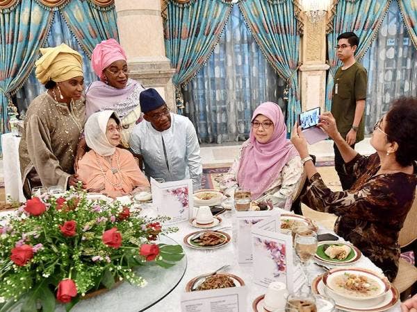 Isteri Perdana Menteri Tun Dr Siti Hasmah Mohd Ali bergambar bersama para perwakilan asing pada majlis berbuka puasa Perdana Menteri Tun Dr Mahathir Mohamad dengan anggota kabinet, menteri besar dan ketua menteri di kediaman rasminya di Seri Perdana malam ini.- Foto Bernama