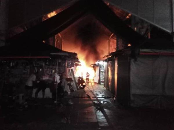 Api marak membakar gerai-gerai berkenaan.
