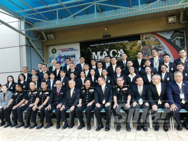 Azam ( tengah) dan Sathaporn merakamkan kenangan bersama peserta-peserta kursus.