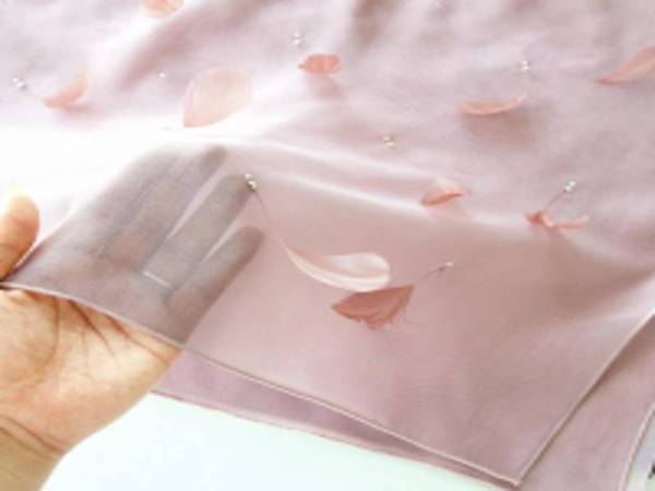 TudungRuffle tampak eksklusif dengan taburan batu-batu kristal Swarovski yang diimport khas dari Austria.