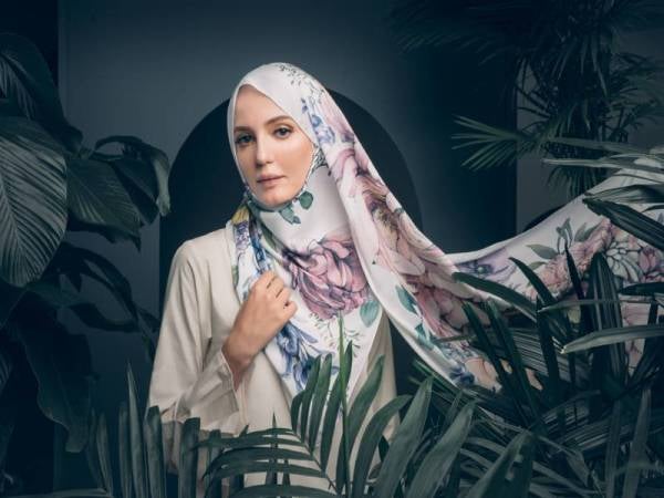 TudungPeople anggun dengan mainan warna lembut.