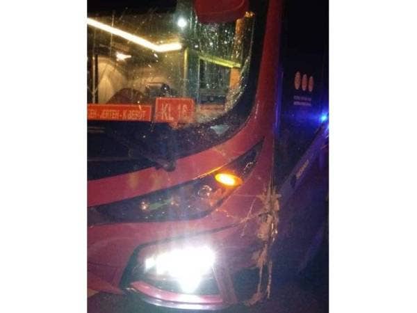 Keadaan bas yang terbabit dalam kemalangan di KM340 Jalan Kuala Lumpur-Kota Bharu di sini malam tadi. - Foto ihsan polis
