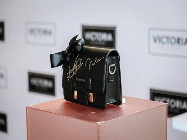 Hitam tampak sofistikated.