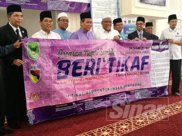 Aminuddin (tengah) semasa merasmikan program beriktikaf di masjid di Masjid At-Taqwa Paroi, semalam.