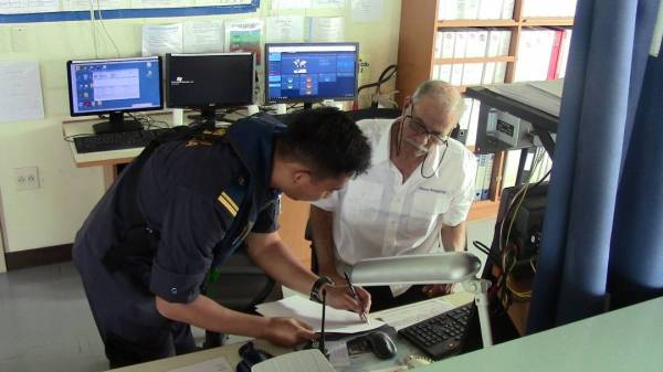 Anggota APMM melakukan pemeriksaan di atas kapal berkenaan. - Foto Ihsan APMM