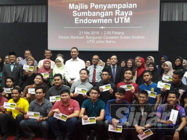 Sahruddin (tengah) bergambar bersama penerima Sumbangan Raya Endowmen UTM