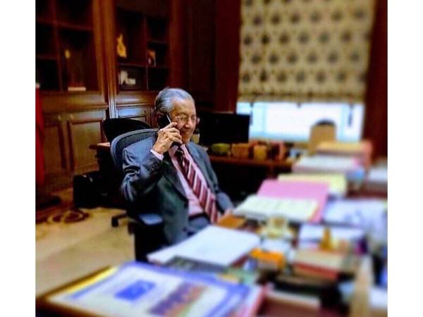 Dr Mahathir menghubungi Jokowi untuk mengucapkan tahniah selepas dipilih sekali lagi sebagai Presiden Republik Indonesia yang ke-8 di sini hari ini.