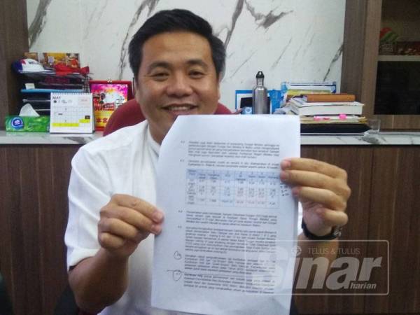 Kok Kiew menunjukkan bacaan parameter sampel air yang diambil JAS.