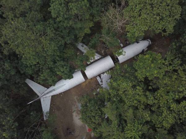 Pesawat Boeing 737-400 terdampar dalam hutan menjadi 'idea gila' dua beranak bagi membuka hotel unik di Sungai Lembing. - Foto Bernama