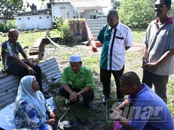 ADUN Bandar, Ahmad Shah Muhamed turut melawat mangsa di tempat kejadian.