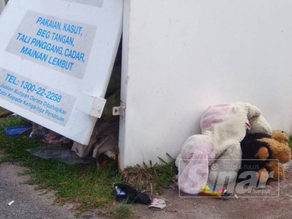 Keadaan barang yang telah diletakan orang awam dalam tong itu telah diselongkar oleh pihak tidak bertanggungjawab.