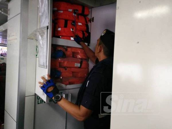 Anggota APMM Zon Maritim Kuala Kedah memeriksa jaket keselamatan dalam feri melalui Op Feri, hari ini.