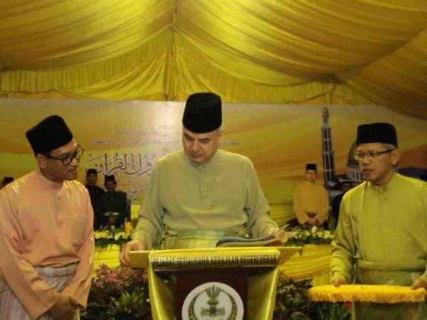 Sultan Nazrin Shah (tengah) berkenan melancarkan Program Tadabbur Al-Quran sempena Majlis Sambutan Nuzul Al-Quran Peringkat Negeri Perak di Masjid Toh Puan Besar Hatijah Kampung Serani Batu Gajah semalam. - Foto Bernama
