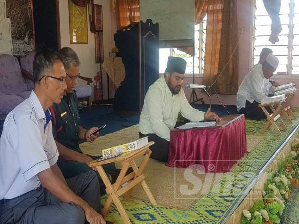 Ustaz Mohd Taufiq (berkopiah) menerangkan tentang terjemahan dan tafsir ayat al-Quran pada World #QuranHour di SMK Sura.