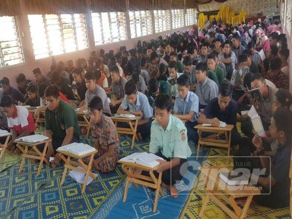 Pelajar SMK Sura khusyuk membaca al-Quran pada World #QuranHour di sekolah itu semalam.