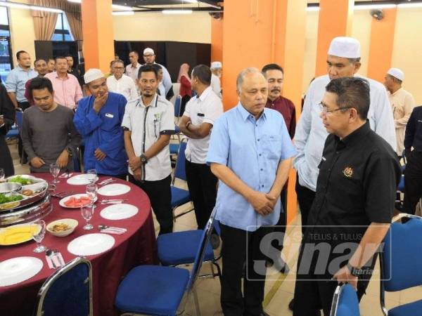 Salahuddin (kanan) beramah mesra dengan kakitangan MOA di RTC Tunjong malam ini.