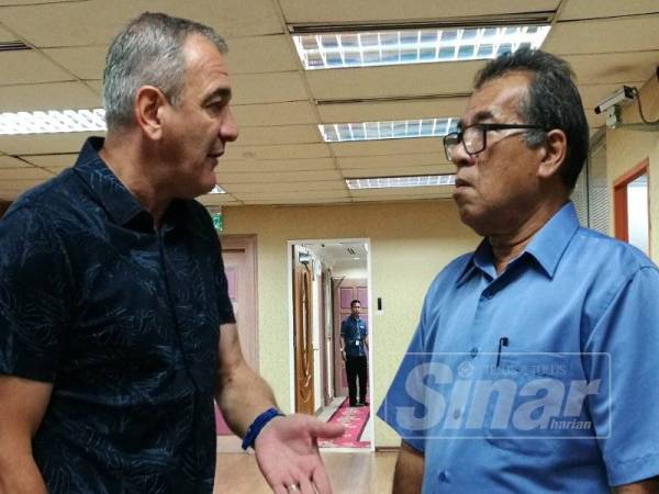 Azizan berbual dengan ketua jurulatih Perak, Mehmed Durakovic.