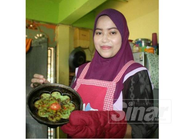 Sharifah Norhidayah menunjukkan akok berlauk yang menjadi pilihan utama.