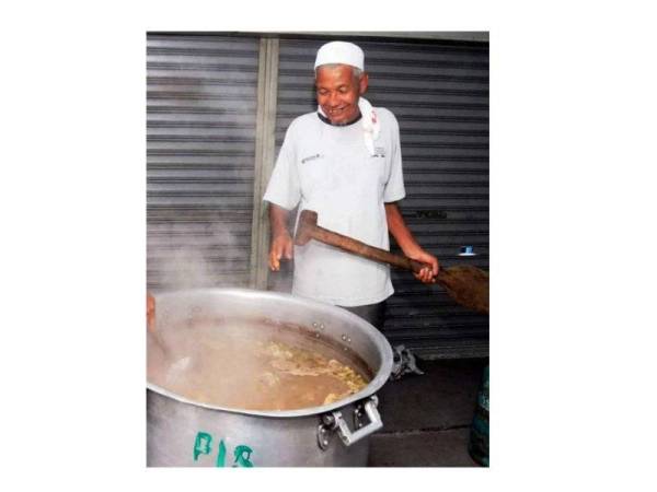 Kassim mengetuai acara memasak Bubur Lambuk Sri Sintok, menggunakan resipi tradisi istimewa. - FOTO UUM