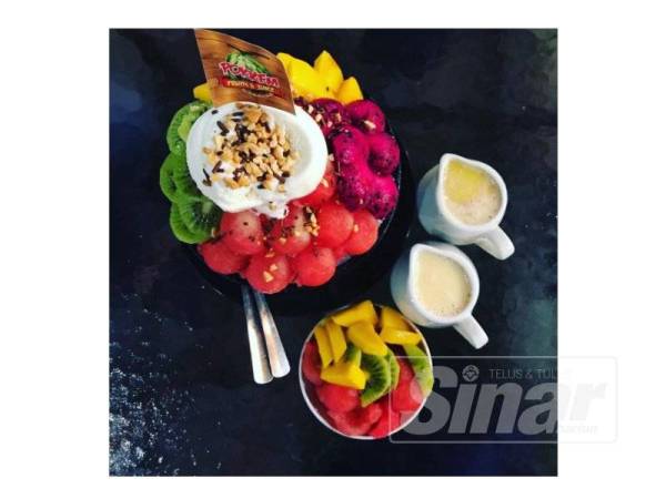 Bingsu buah-buahan merupakan menu hangat yang menjadi pilihan pelanggan.
