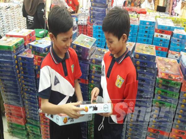 Gembira.. dari kiri Muhammad Firdaus dan Muhammad Taufiq bersama baju raya masing-masing