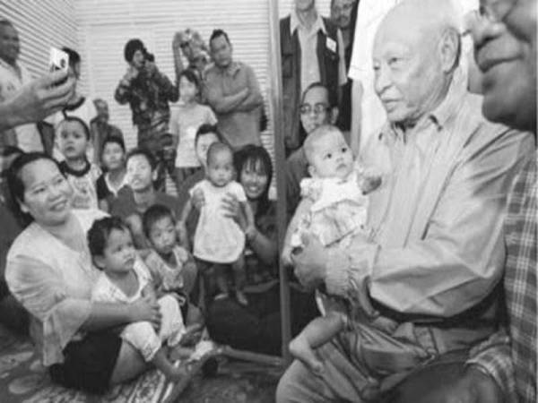 Gambar arkib Almarhum Sultan Ahmad Shah melawat mangsa banjir.