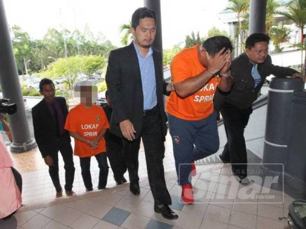 Gambar suspek sebelum ini ketika kali pertama ditahan SPRM berhubung tuntutan palsu pembekalan barangan sukan di sebuah institusi pendidikan.