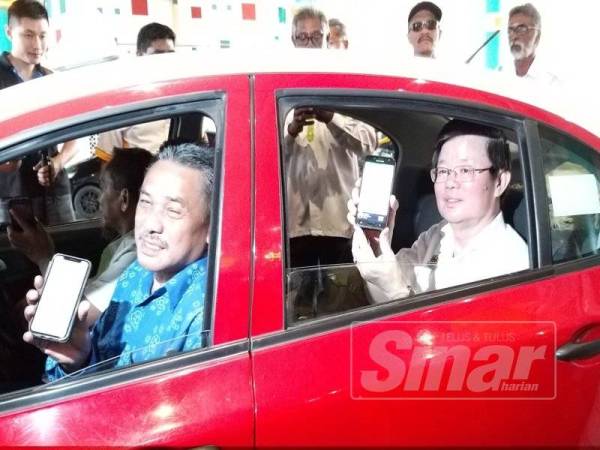 Kon Yeow menunjukkan apliaksi cALLme Cab ketika berada dalam teksi sebagai gimik pelancaran aplikasi tersebut tadi.