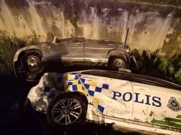 Gambar yang tular di media sosial, kenderaan MPV polis dan Produa Kancil yang terjunam ke dalam longkang. - FOTO IHSAN INFO ROADBLOCK JPJ/POLIS