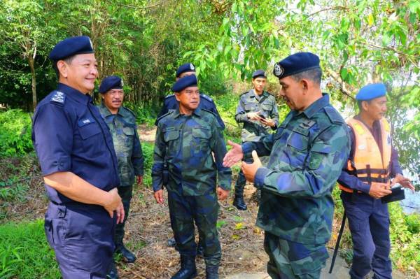 Abdul Hamid (kiri) meluangkan masa melakukan tinjauan di sempadan Malaysia -Thailand.