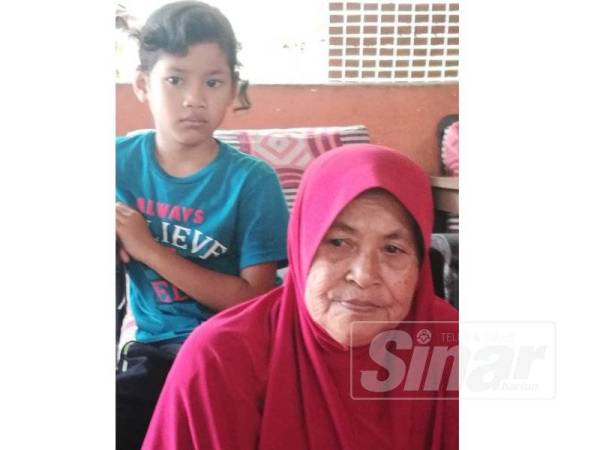 Zaharah bersama cucunya, Nur Aisyah Shahfia yang masih trauma dengan kejadian itu.