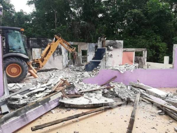 Struktur asal yang terbakar dalam kejadian November lalu dirobohkan.