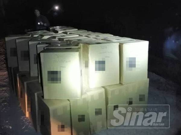PGA merampas rokok seludup bernilai RM160,000 dalam operasi di Pulau Carey, Kuala Langat, hari ini.