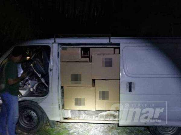 PGA merampas rokok seludup bernilai RM160,000 dalam operasi di Pulau Carey, Kuala Langat, hari ini.