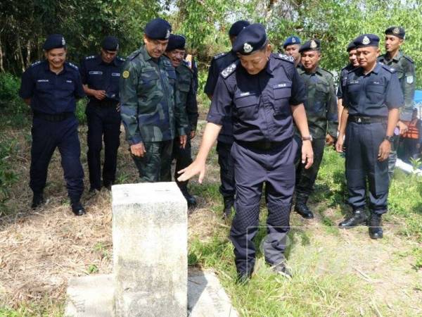 Abdul Hamid (depan) meluangkan masa melakukan tinjauan di sempadan Malaysia-Thailand.