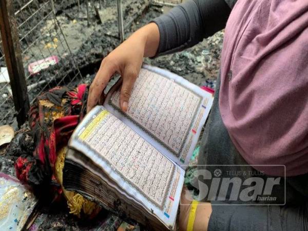 Keadaan al-Quran kedua yang ditemui dalam sisa kebakaran.