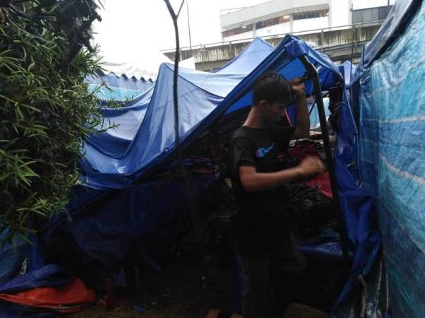 Antara mangsa yang terlibat dalam kejadian ribut di Bazar Aidilfitri Jalan Taiping, tengah hari tadi.
