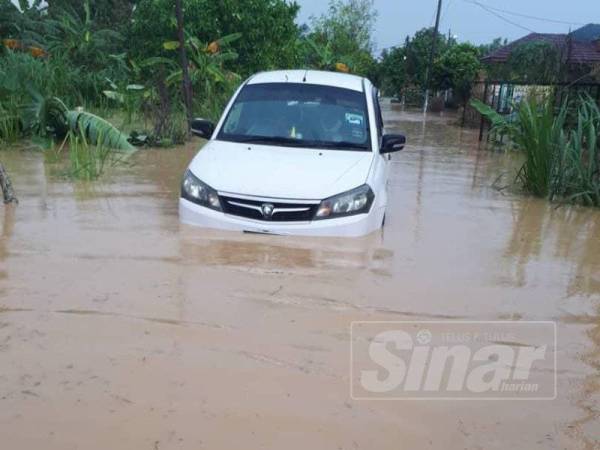 Antara kenderaan milik penduduk tenggelam dalam kejadian banjir kilat di Kampung Pulau Meranti di sini petang tadi.