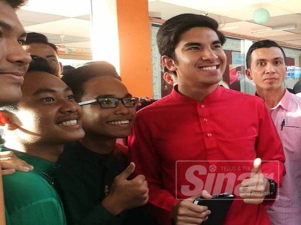 Syed Saddiq meluangkan masa bergambar bersama anak muda selepas Konsultasi Kementerian Belia dan Sukan bersama belia di SK Dato' Shaari di Kubang Rotan, di sini tadi.