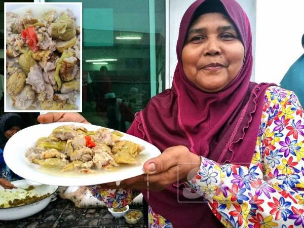 Siti Ara menunjukkan sayur lemak buah 'tere' yang menjadi hidangan Iftar Perdana Masjid Al-Itqan Telaga Bata. (Gambar kecil: Sayur lemak buah 'tere')