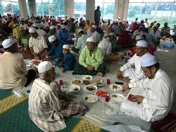 Che Abdullah (kanan) bersama Wan Roslan (dua dari kanan) berbuka puasa di Masjid Al-Itqan, Telaga Bata.