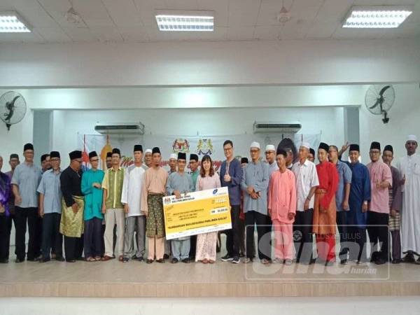 Nie Ching menyampaikan sumbangan kepada masjid dan surau di Parlimen Kulai sempena Ramadan kelmarin.