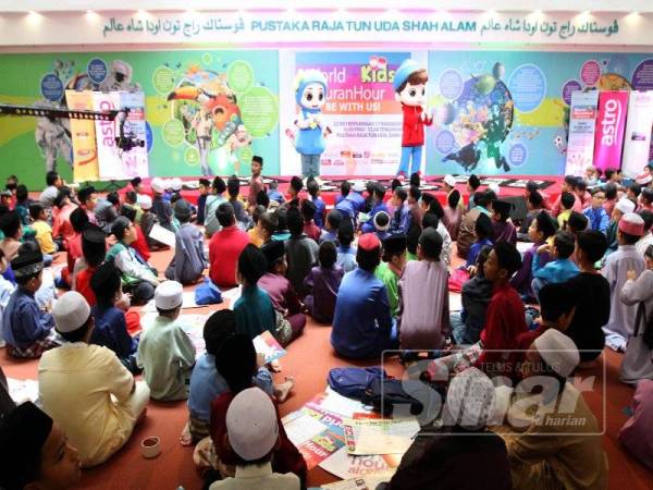 Watak animasi Omar dan Hana memeriahkan World Kids #QuranHour di Pustaka Raja Tun Uda di Shah Alam, Selangor semalam. - FOTO ASRIL ASWANDI SHUKOR
