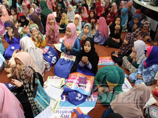 Peserta program menadah tangan bagi mengaminkan doa yang dibaca menerusi program terbabit. - FOTO ASRIL ASWANDI SHUKOR