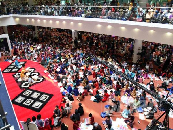 Program World Kids #QuranHour yang berlangsung di Pustaka Raja Tun Uda di Shah Alam, Selangor mendapat sambutan memberangsangkan daripada peserta cilik. - FOTO ASRIL ASWANDI SHUKOR