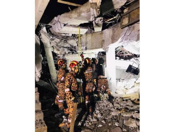 Anggota JBPM Kuala Lumpur melakukan operasi mencari dan menyelamat di sebuah bangunan dalam pembinaan berhampiran Stesen Transit Aliran Ringan (LRT) Putra, Terminal Gombak di sini, awal pagi ini. - Foto JBPM KL 