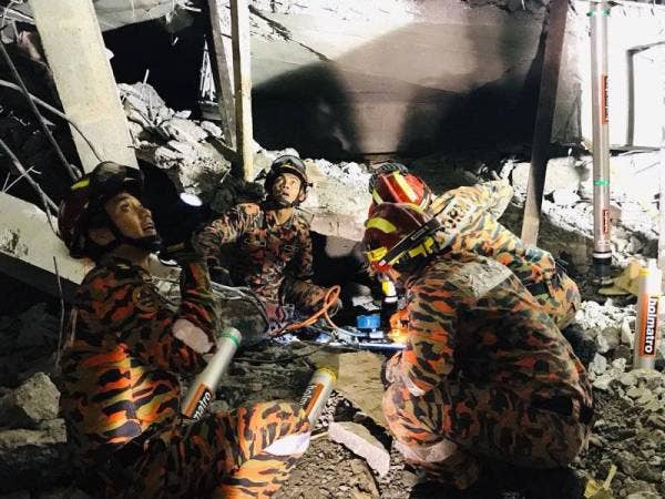 Anggota JBPM Kuala Lumpur melakukan operasi mencari dan menyelamat di sebuah bangunan dalam pembinaan berhampiran Stesen Transit Aliran Ringan (LRT) Putra, Terminal Gombak di sini, awal pagi ini. - Foto JBPM KL 